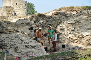 Koporye, Rusya Federasyonu - 03 Ağustos 2018: arkeolojik kazılarda ortaçağ kalesi kalıntıları XIII yüzyıl içinde Koporye, Leningradskaya Oblast, Rusya Federasyonu