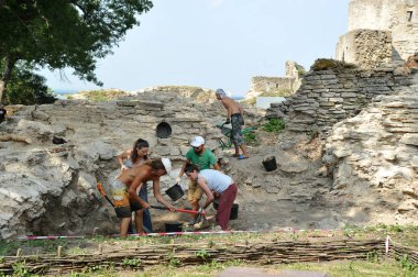 Koporye, Rusya Federasyonu - 03 Ağustos 2018: arkeolojik kazılarda ortaçağ kalesi kalıntıları XIII yüzyıl içinde Koporye, Leningradskaya Oblast, Rusya Federasyonu