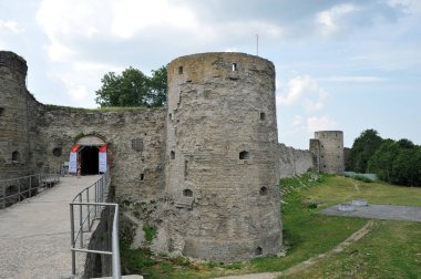 Koporye, Rusya Federasyonu - 03 Ağustos 2018: XIII. yüzyılda Koporye, Leningradskaya Oblast, Rusya Federasyonu ortaçağ kalesi kalıntıları