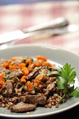 Sağlıklı gıda. Et ve sebze - Buğday Buğday lapası ile haşlanmış et ve havuç rustik koyu arka plan üzerinde bir plaka üzerinde