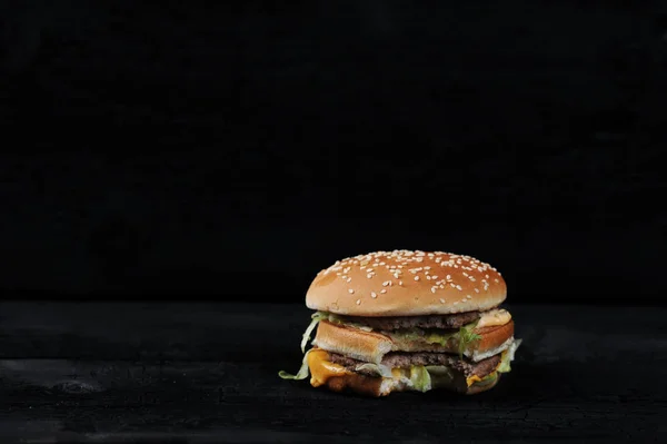 Rustik Koyu Arka Plan Üzerinde Isırıldı Burger — Stok fotoğraf