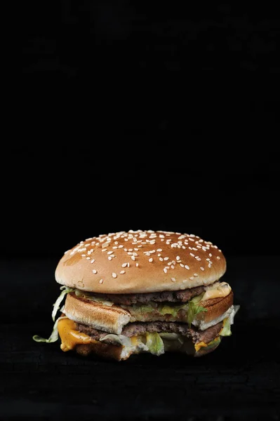 Gebissener Burger Auf Dunklem Rustikalem Hintergrund — Stockfoto