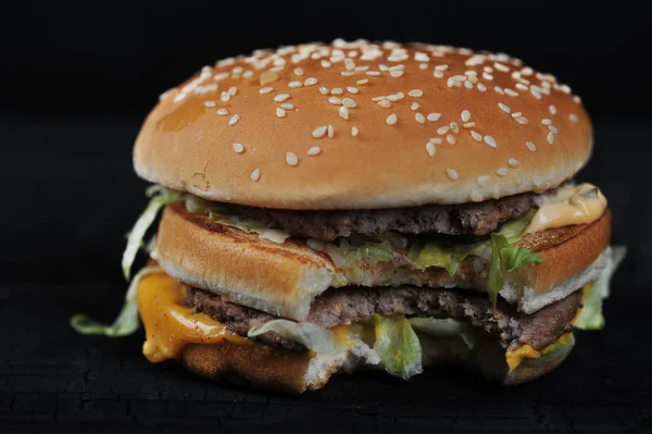 Rustik Koyu Arka Plan Üzerinde Isırıldı Burger — Stok fotoğraf