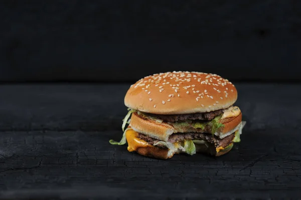 Rustik Koyu Arka Plan Üzerinde Isırıldı Burger — Stok fotoğraf