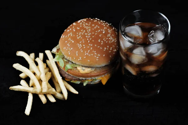Burger Mit Pommes Und Einem Glas Eis Auf Schwarzem Rustikalem — Stockfoto