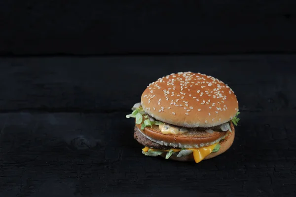Siyah Arka Plan Boşaltmak Susam Çörek Ile Burger — Stok fotoğraf