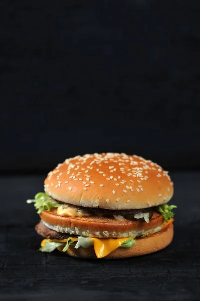 Frische Leckere Burger Auf Schwarzem Holzkohlehintergrund Vertikaler Schuss — Stockfoto