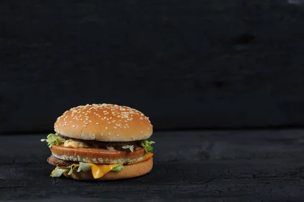 Siyah Kömür Zemin Üzerine Taze Lezzetli Burger — Stok fotoğraf