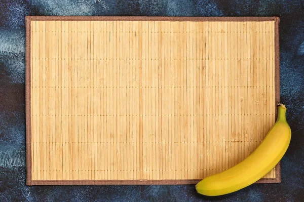 Fundo Com Suporte Cana Uma Banana Amarela Madura Fundo Azul — Fotografia de Stock