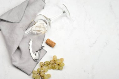 üzüm, tirbuşon, şarap stoper ve beyaz şarap - beyaz arka plan üzerinde natürmort - en iyi manzaralı, boşaltmak cam