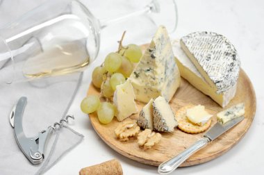 peynir, üzüm ve şarap-natürmort peynir, tirbuşon, cam, şişe tıpa, fındık ve kraker beyaz arka plan üzerinde farklı tipleri ile