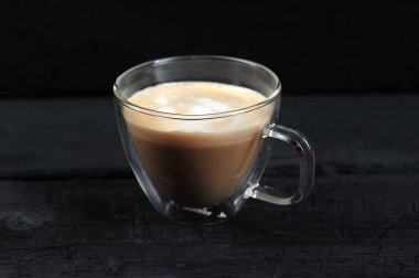 kapuçino siyah kömür arka plan portre üzerinde şeffaf bir kupa