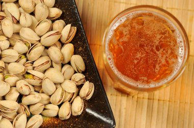 arka plan - üstten görünüm, makro fıstık ve bira