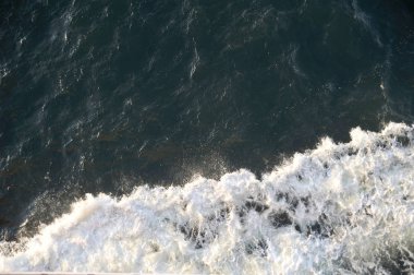 arka plan - dalgalar bir gemi Baltık Denizi'ndeki köpük ile