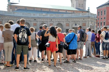 Stockholm, İsveç - 17 Ağustos 2018: turist eski şehir Stockholm yürüyor