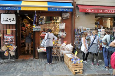 Stockholm, İsveç - 17 Ağustos 2018: turist eski şehir Stockholm yürüyor