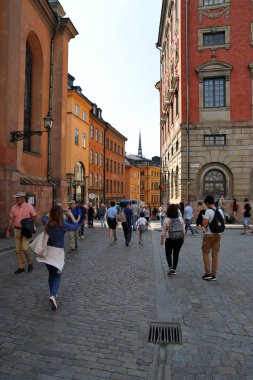 Stockholm, İsveç - 17 Ağustos 2018: turist eski şehir Stockholm yürüyor