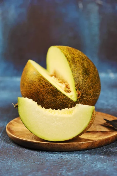 Melon Skära Hälften Och Bitar Träskiva — Stockfoto