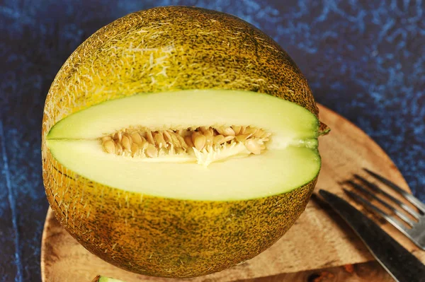 Melon Skär Hälften Och Bitar — Stockfoto