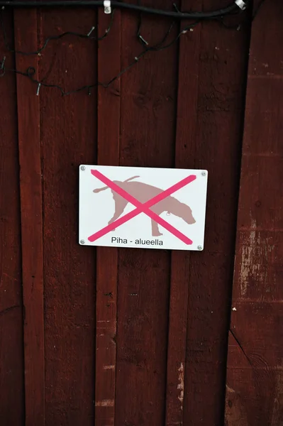 Porvoo Finlandia Sierpień 2018 Znak Zakazie Pies Chodzić Drzwi Domu — Zdjęcie stockowe