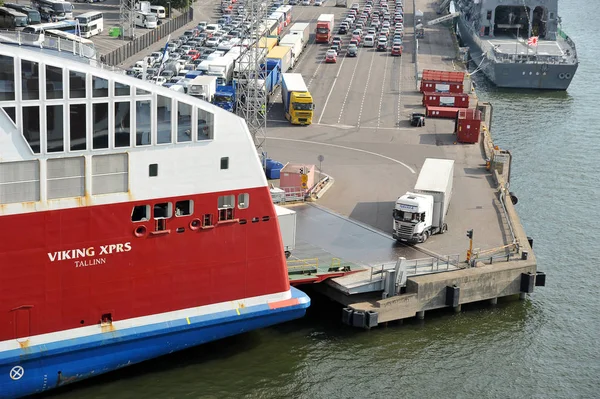 Helsinki Finland Augustus 2018 Laden Van Auto Vrachtwagens Naar Veerboot — Stockfoto