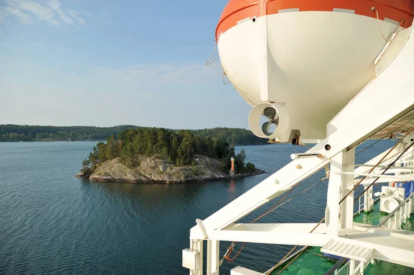 Reddingsboot Een Cruiseschip Zeilen Buurt Van Kust Zweden — Stockfoto