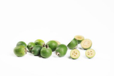 Feijoa meyve bütün ve beyaz arka plan üzerinde kesme
