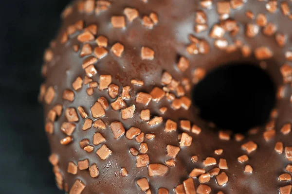 Круглий Шоколадний Пончик Темному Фоні Копіспаза — стокове фото