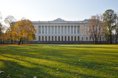 Mikhailovsky Sarayı, St. Petersburg, Rusya'nın sonbahar görünümü
