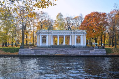 St-Petersburg, Rusya-18 Ekim 2018: Carlo Rossi pavilion St. Petersburg Mikhailovsky bahçesinde