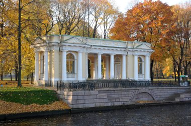 St-Petersburg, Rusya-18 Ekim 2018: Carlo Rossi pavilion St. Petersburg Mikhailovsky bahçesinde