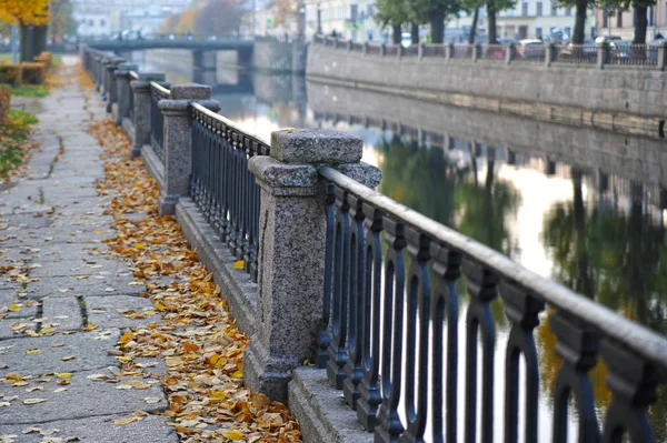 Terraplén Del Canal Kryukov San Petersburgo Con Hojas Otoño Caídas —  Fotos de Stock