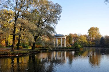 sonbahar manzara - düşen yapraklar, göl ve rotunda