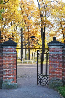 Pushkin, Rusya Federasyonu-Ekim 14, 2018: dökme demir kapıları Catherine Parkı yakınındaki St Petersburg Puşkin'nda