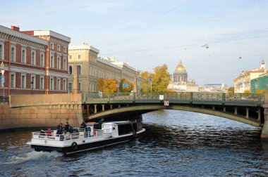 St Petersburg, Rusya - 13 Ekim 2018: Öpüşme Köprüsü ve St. Isaac's Katedrali, St. Petersburg, görünüm