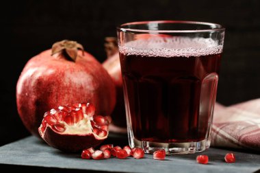 nar suyu nar bütün ve kırık ve nar taneleri