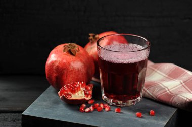 nar suyu nar bütün ve kırık ve nar taneleri