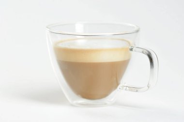 beyaz zemin üzerine saydam bir fincan kapuçino