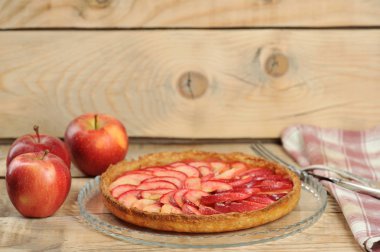 ahşap rustik arka plan ve elma elmalı turta