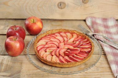 ahşap rustik arka plan ve elma elmalı turta