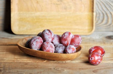 ahşap rustik zemin üzerine ahşap plaka olgun erik