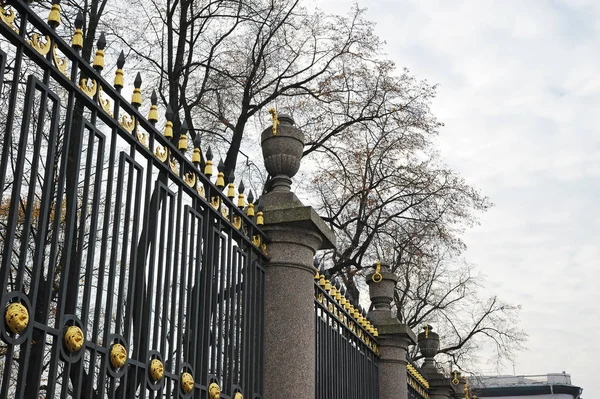 sonbahar yaz bahçede St Petersburg çit