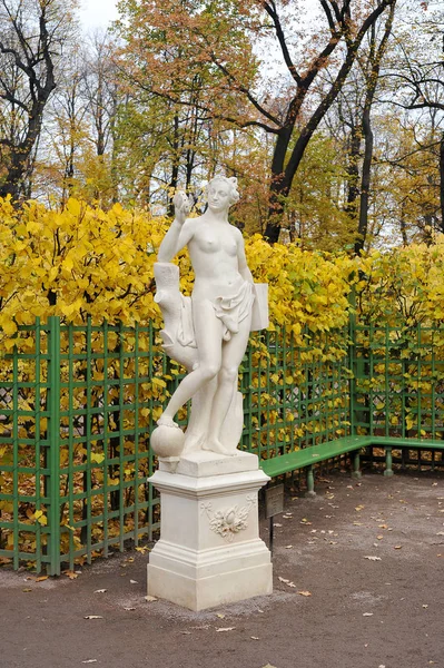 San Petersburgo Rusia Octubre 2018 Escultura Alegoría Verdad Jardín Verano — Foto de Stock