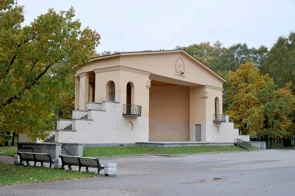 Piattaforma Teatrale Nel Parco Autunnale San Pietroburgo Russia — Foto Stock