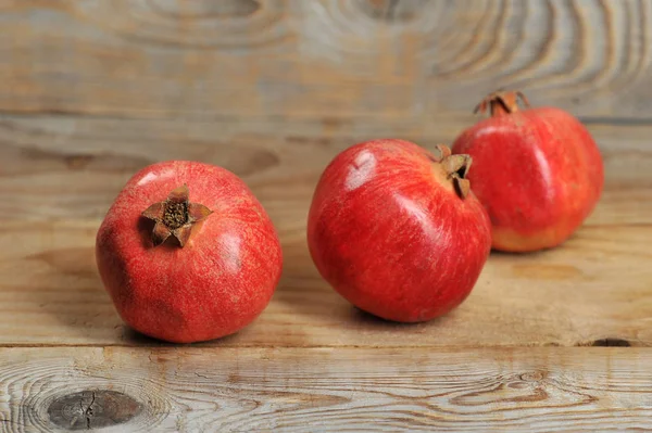 Grenades Rouges Sur Fond Rustique Bois — Photo