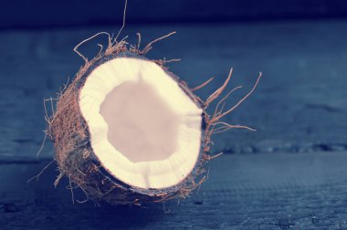 Hindistan cevizi yarısıyla koyu ahşap arka plan üzerinde metin için boşluk