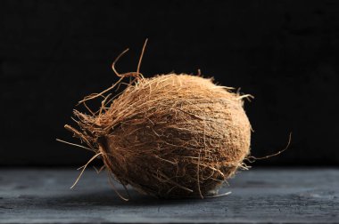 koyu ahşap arka plan üzerinde tüm Hindistan cevizi