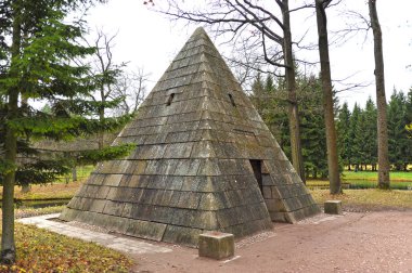 Pavilion Piramida autun yılları Selo, Catherine parkta. Puşkin kasabası. Saint Petersburg. Rusya