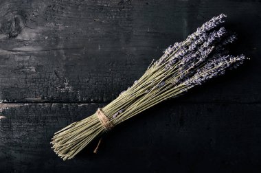 karanlık bir arka plan - boşaltmak ile üstten görünüm üzerinde sicim ile lavanta demet bağlı