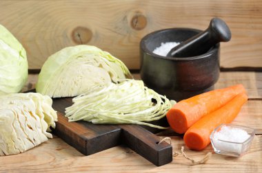 malzemeler için lahana turşusu - lahana, havuç, tuz-ahşap rustik arka plan üzerinde